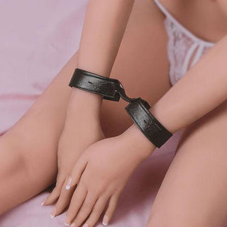 Featuring an image of Vintage Style Shackle for Ankle and Leg in Black Leather Sex Cuff, displaying the dimensions and material specifications.