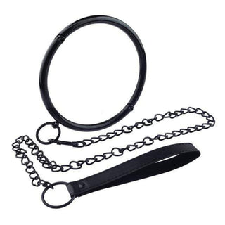 Featuring an image of Sturdy BDSM Lockable Steel Choker showcasing the swivel lobster clasp on the leash for easy detachment and attachment.