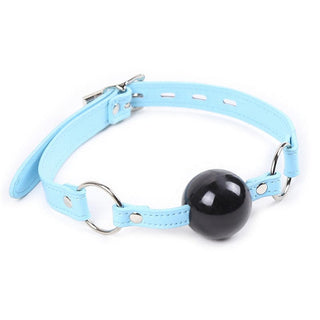 Flexible and body-safe gag ball for a comfortable and worry-free experience.