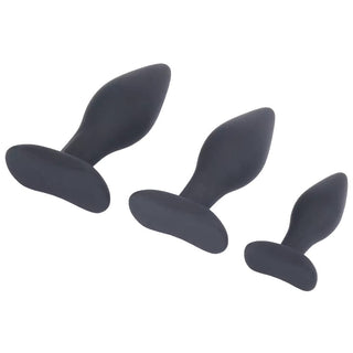 This is an image of Black Silicone Plug Training Set For Men, 3-Pieces in three distinct sizes for all levels of experience.