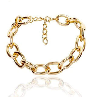 Chunky chain collar made of zinc alloy for comfortable all-day wear.